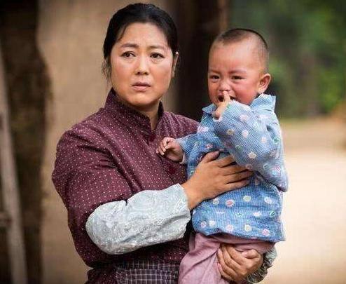 王茜华|狠人王茜华:领奖台致谢农民,为拍戏绝食堕胎,“整容百次”