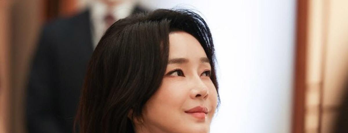 短发 50岁韩第一夫人终于换发型，把卷发换成直发美炸了，红白配太嫩