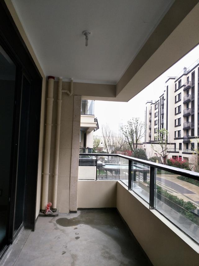 如今谁还砌红砖包阳台排水管，直接裹一圈麻绳，成本2块钱不到！