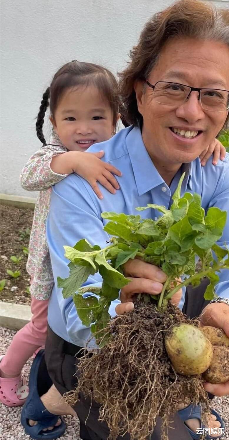 陈少霞|陈少霞参加阔太聚会，手中翡翠钻戒太抢镜，二婚嫁富豪生活惬意