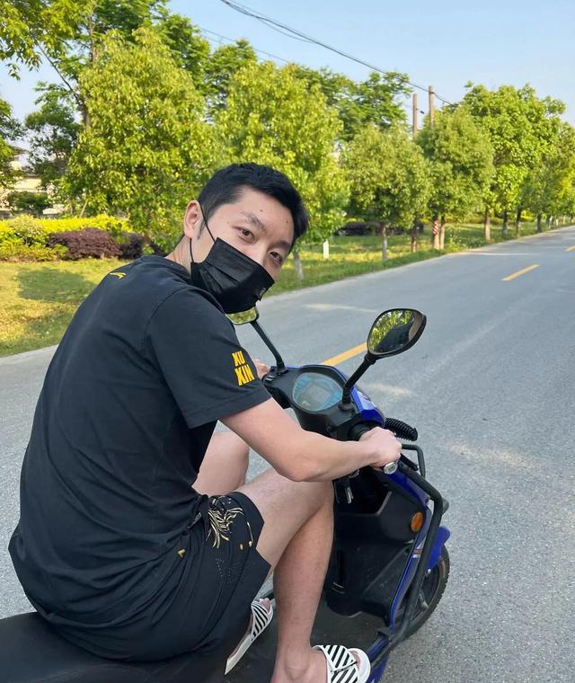 许昕|骑摩托在上海街头闲逛！许昕和老婆秀恩爱，高情商回应记者问题