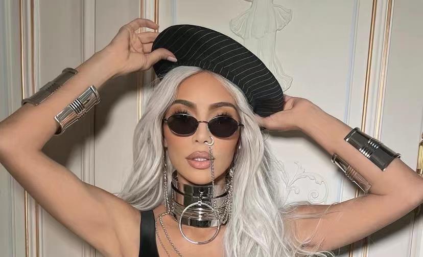 金·卡戴珊|有勇气！41岁的卡戴珊，晒近距离素颜照，气质降级，身材没得说