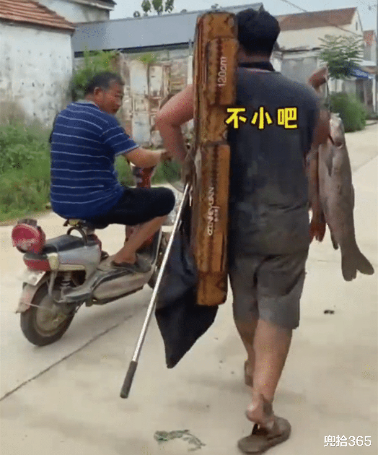 男子钓获人生中的大鱼，不坐车坚持要走回去，网友：小心思都懂