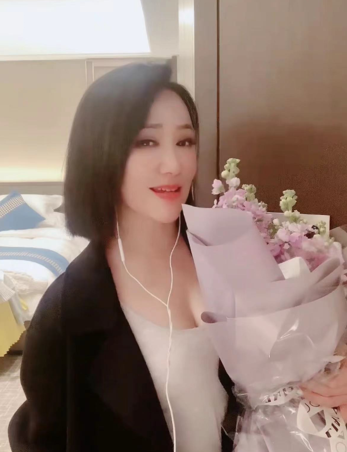 周艳泓|46岁周艳泓惹争议!穿着清凉拿烤串在街头热舞,路人围观满脸疑惑