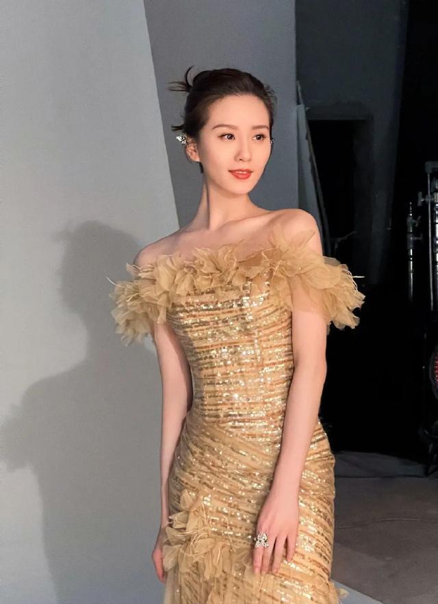 刘诗诗|刘诗诗穿一字肩裙大秀白皙香肩!肌肤娇嫩美得不可方物