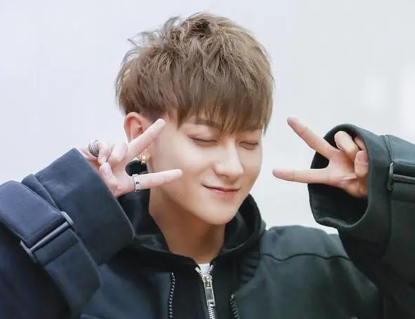 黄子韬|黄子韬回应深夜急诊,是因过敏导致,曾自曝自己对猫毛过敏