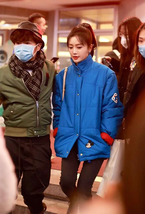 秦岚好优雅，穿粉红衬衫搭配裸色百褶纱裙扎高马尾清新显年轻