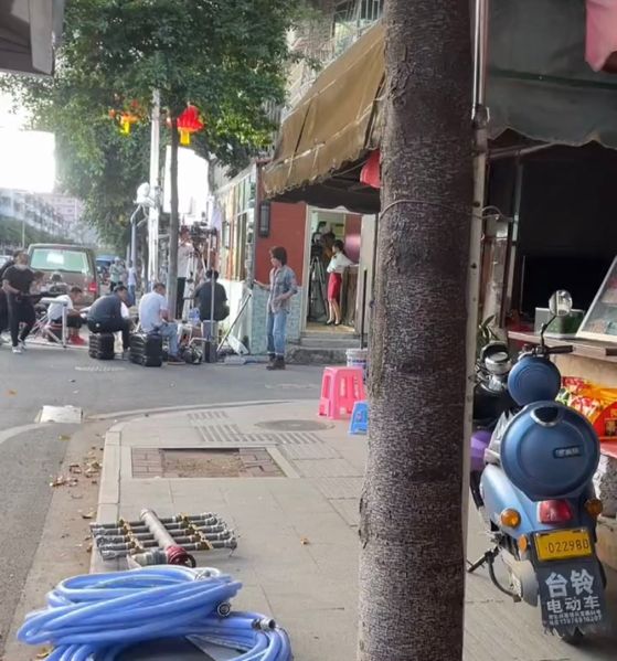 言承旭|言承旭在海南万宁拍戏,大热天还穿着长筒靴子,“中学时的偶像”