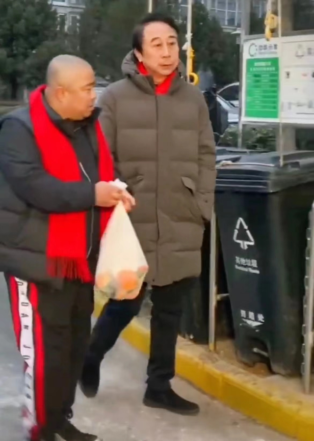 冯巩|冯巩乱扔垃圾惨被教育，频频甩锅徒弟自称糊涂，眼眶泛红一脸委屈