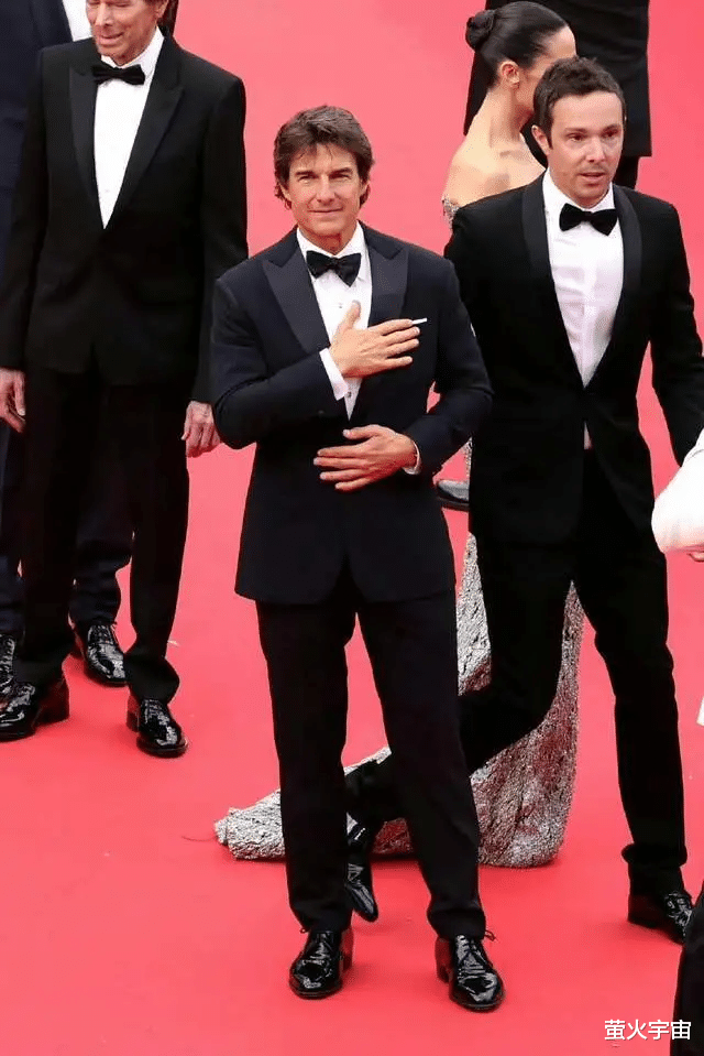 迪丽热巴|《壮志凌云2》英国首映礼,阿汤哥疑似脚蹬内增高,威廉王子鞋子暗藏小心机