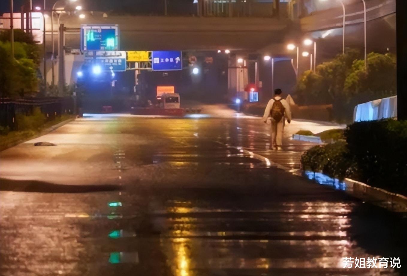 大学生|离沪场面人山人海，大学生为了省钱打地铺，还有的用单车拖着行李