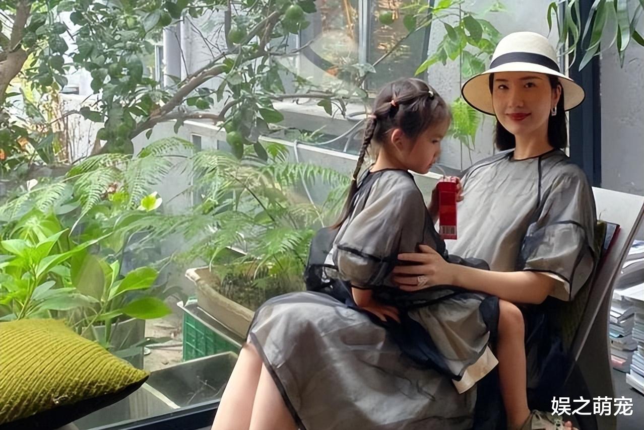 白敬亭|两个女人暗暗较量，张大奕变相“卖惨”，董花花发文另有目的？