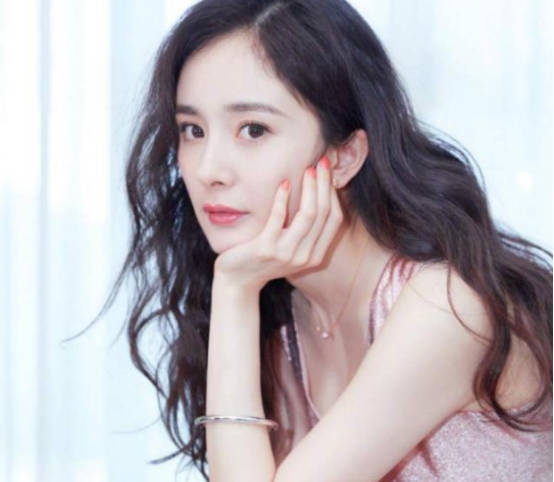 杨幂|杨幂工作花絮曝光,秀发披肩香艳逼人,光脚拍照被指太性感