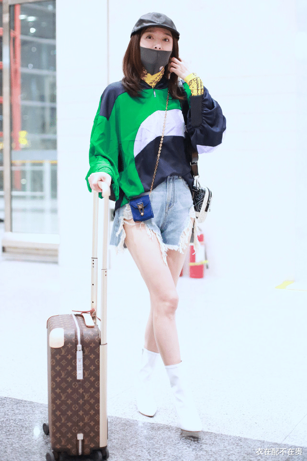 秦岚|秦岚为了显高真拼，穿短裤不够，还选“撕边款”，腿长了不止一截