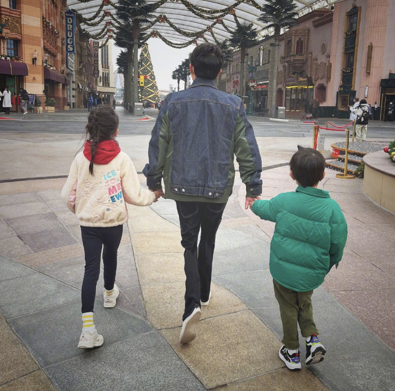 黄磊|可爱!黄磊儿子问“二郎神会不会跷二郎腿”,网友回答:他是创始人