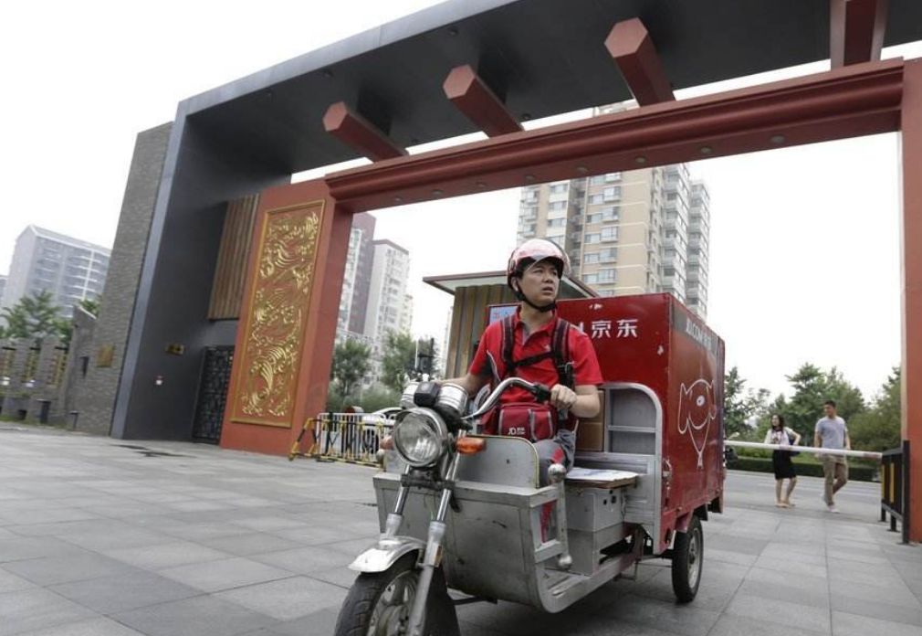跑分|刘强东承诺五年后送套房,京东的001号快递员如今怎么样了?