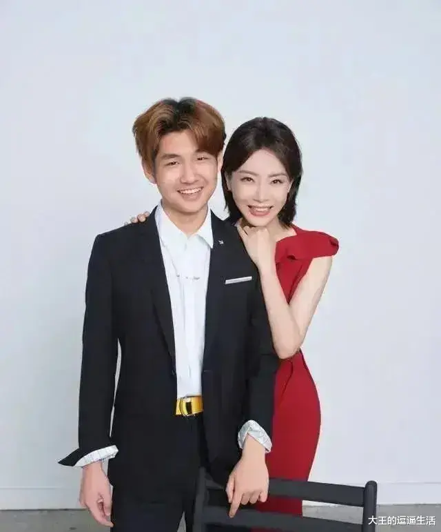 陈数|陈数一家三口拍写真!没有亲生孩子的她,堪称娱乐圈的模范继母。