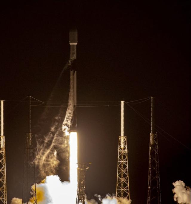 SpaceX在成功发射Eutelsat10B卫星后,退役了一枚猎鹰9号助推器
