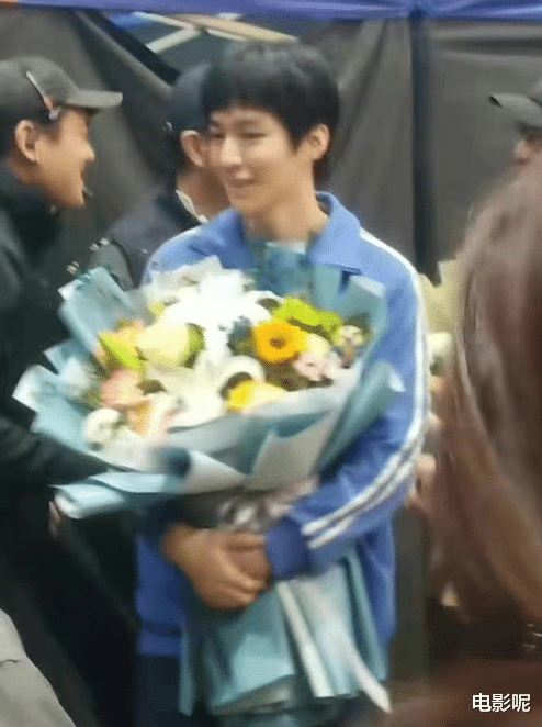 杂志|王俊凯入选杂志封面预告，成为唯一一位男明星，粉丝喊话外景惊艳