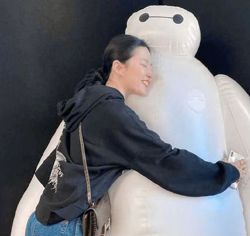 刘亦菲|刘亦菲逛街好开心,生活惬意安乐,状态很好还是当初那个仙女