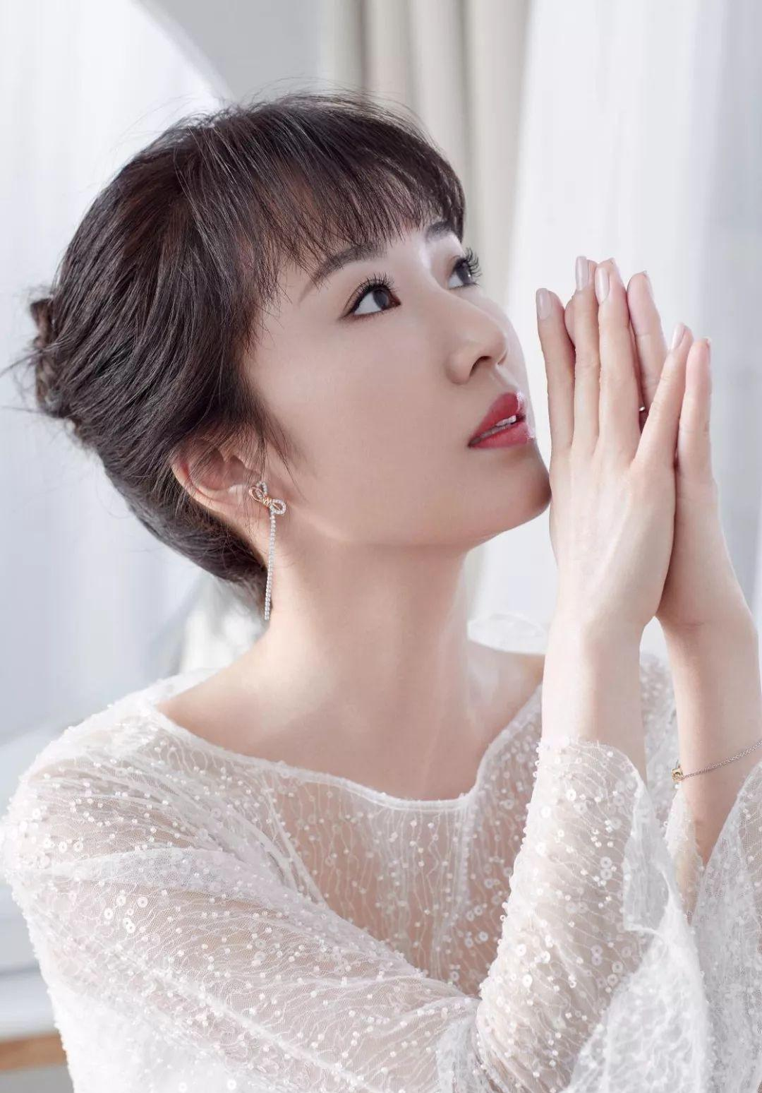 李念|李念和51岁富豪老公罕见合照，生俩娃脸还嫩得像少女，笑靥如花