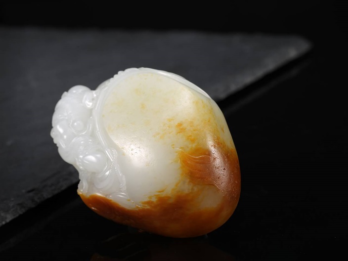 玉雕|佰匞推荐 红皮白肉独籽料 苏派玉雕大师丁醒 鸿运当头 新疆和田玉独籽料 把件