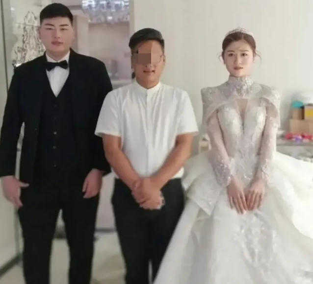 婚纱照|朱小伟陈萌拍婚纱照，被“第三人”插中间站C位，硬生生把二人分开