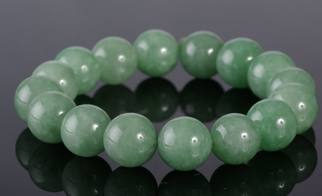 翡翠手镯|一颗颗圆珠串联在一起，翡翠手串的价值昂贵吗？哪种人喜欢手串？