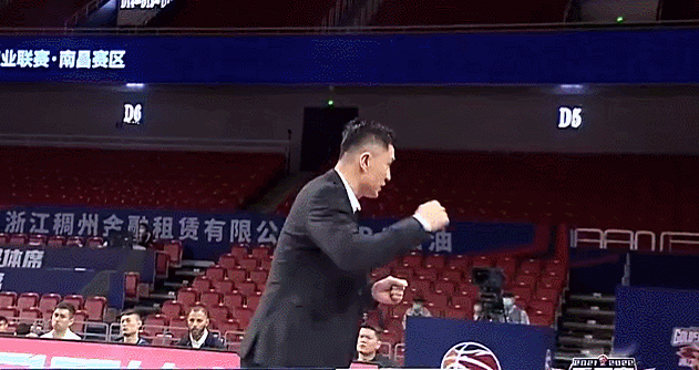 浙江男篮|杜锋生气到转圈！周鹏违体撞飞对手，赵睿造犯规，杨毅：低头偷笑