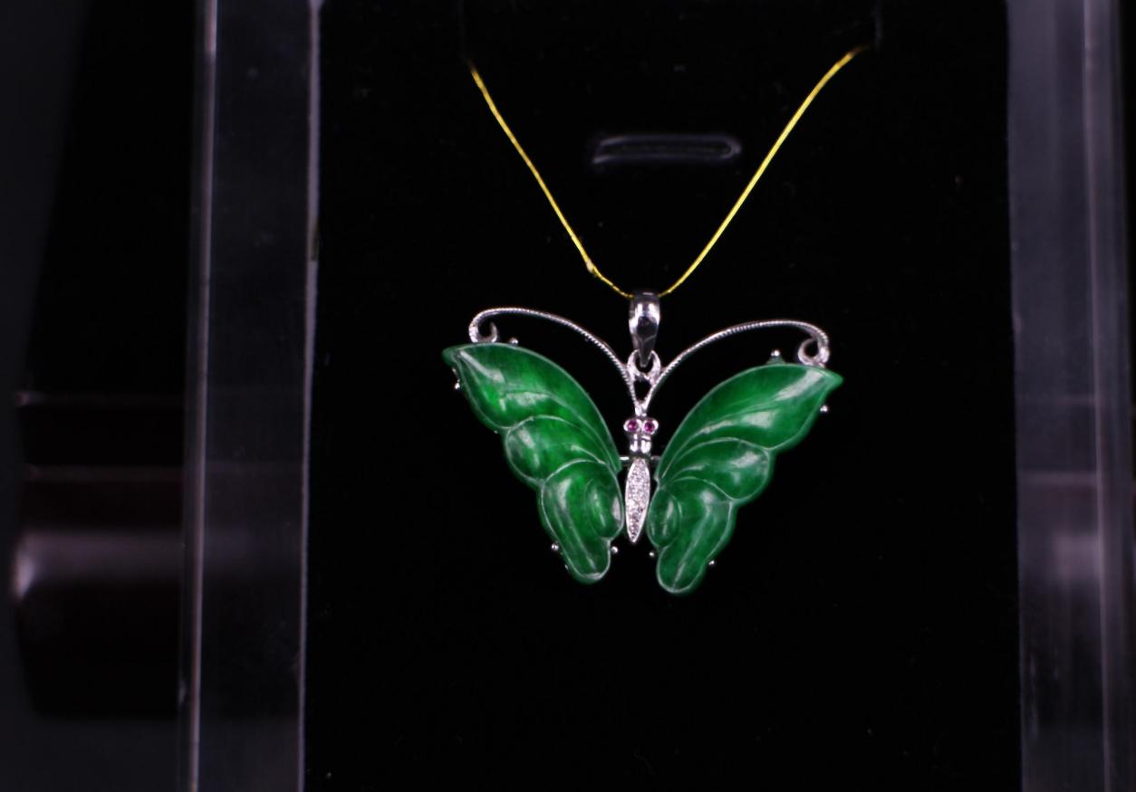 |购买翡翠时,该怎么挑选翡翠的色?我们需要注意什么呢?