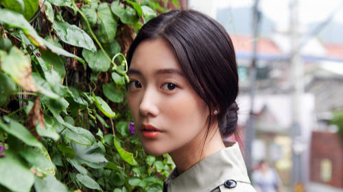 李成敏|李成敏首晒富豪老公，戴口罩拥吻显恩爱，靠中国市场成人生赢家