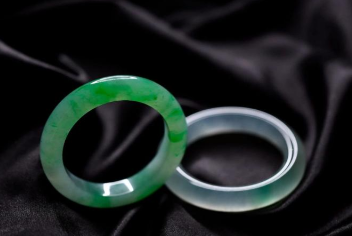 翡翠|光泽决定翡翠的价值，翡翠有宝光可取，有贼光不可购买