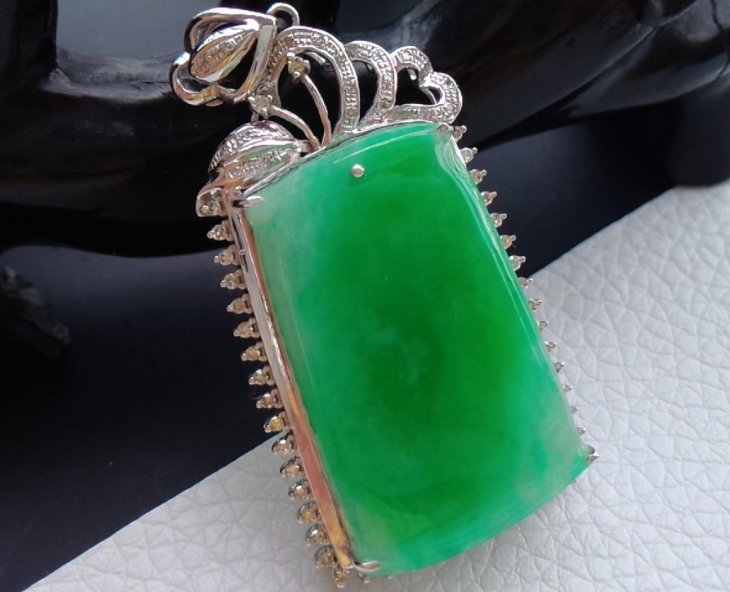 翡翠|高级好料做成素面翡翠,有瑕疵的做雕花翡翠,都有自己的特点