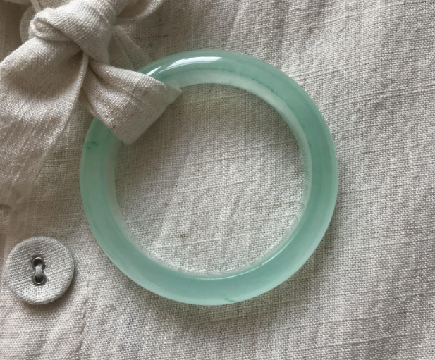 翡翠手镯|上个世纪花高价买的翡翠手镯,现在发现是假货,被骗了几十年