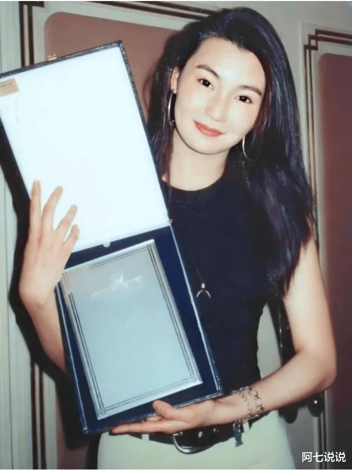 曾沛慈|张曼玉：多少片酬都不再和章子怡合作，晚年暴瘦穿地摊货依然潇洒