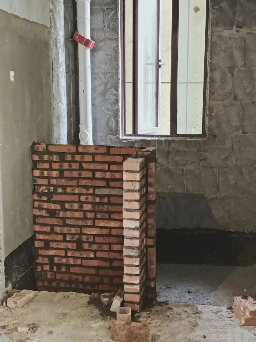 这才叫会过日子,卫生间砌半堵墙做干湿分离,比玻璃隔断实用多了