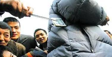 如今火车上小偷明显变少,他们为何不敢偷了?列车员说出关键原因