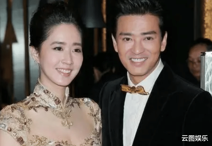 陈晓东|陈晓东跟妻子开玩笑，突然伸手抓住其脖子，对方面露不悦拍打反击