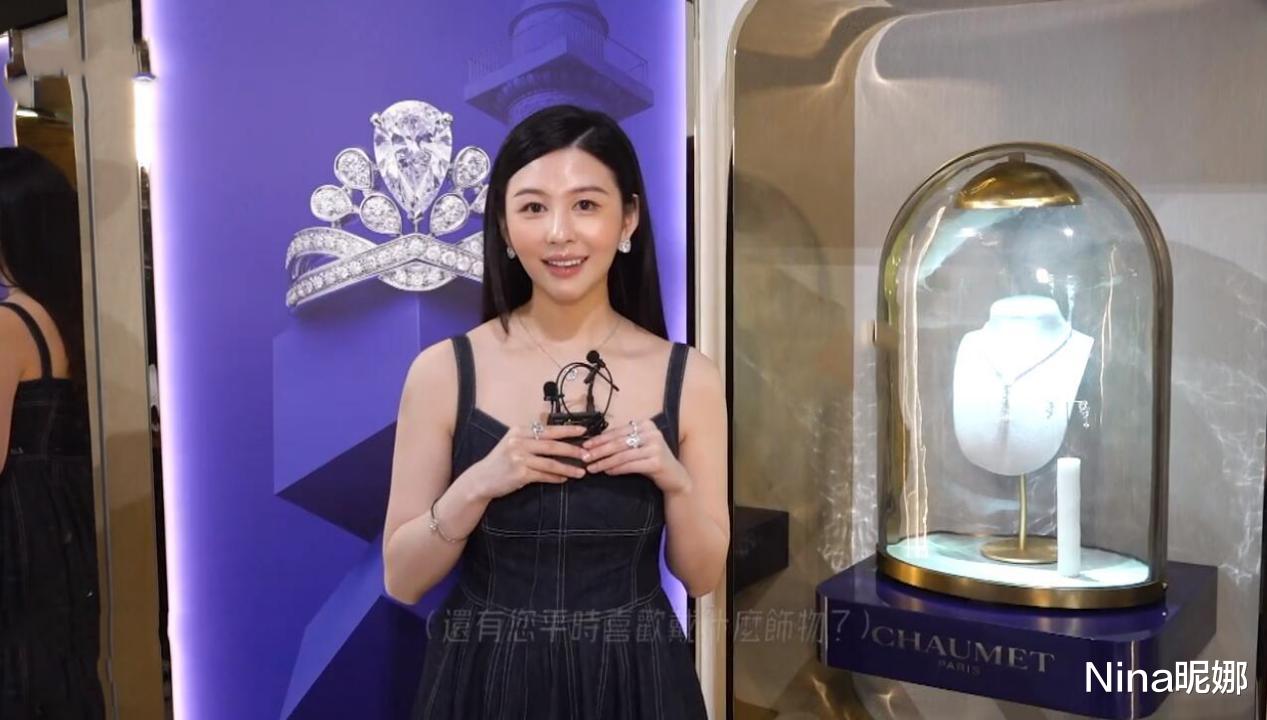 |邱淑贞女儿长变样了！22岁圆脸还有婴儿肥，穿吊带裙胖一圈没妈妈高级