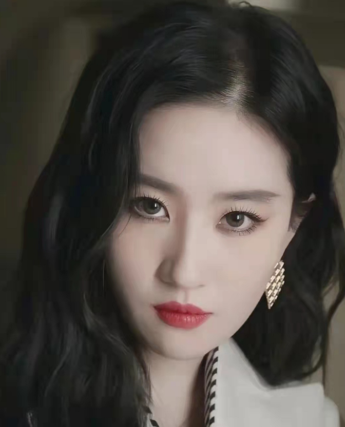 迪丽热巴|LV大秀神仙打架！谷爱凌穿牛仔裙大抢刘亦菲风头，热巴身材辣出圈