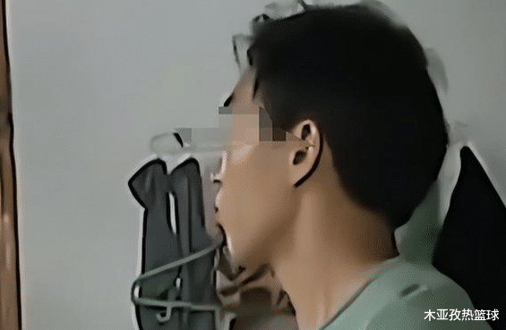 男子深夜下班回家,撞见房东和妻子亲密搂抱,妻子:他来修水管