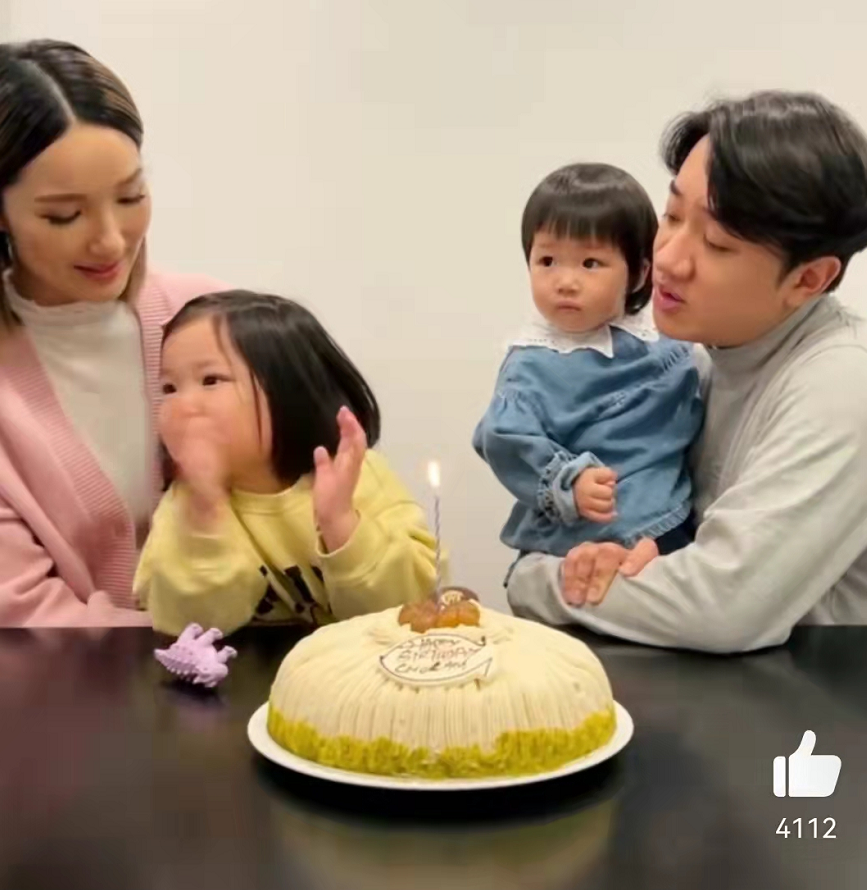 李亚男|李亚男为王祖蓝庆生好温馨！两女儿穿卫衣像爸爸翻版，可爱感爆棚