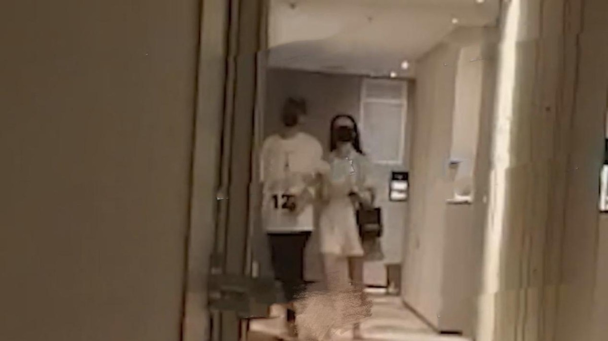 王鸥姐弟恋爆实锤！和德云社何九华搂肩进酒店，曾同参加妹妹婚礼