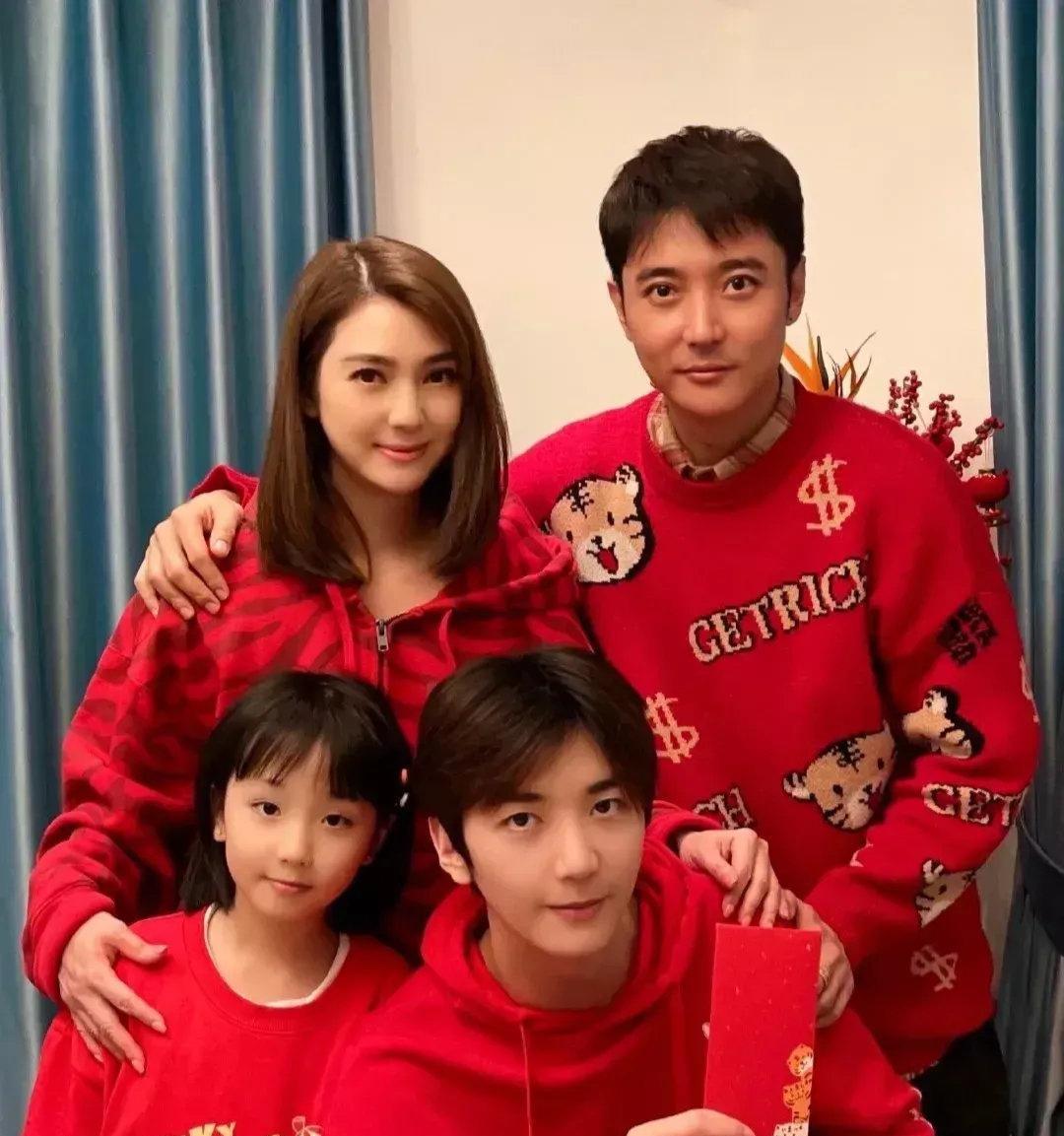 张丹峰|张丹峰携妻女逛街，搂洪欣逛商场好甜，张晞彤紧拉父亲手臂前行