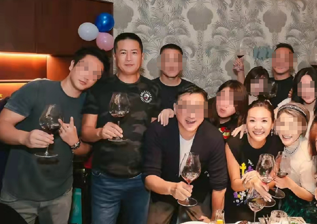 高曙光|高曙光带小16岁妻子聚会，疑医美过度脸浮肿发亮