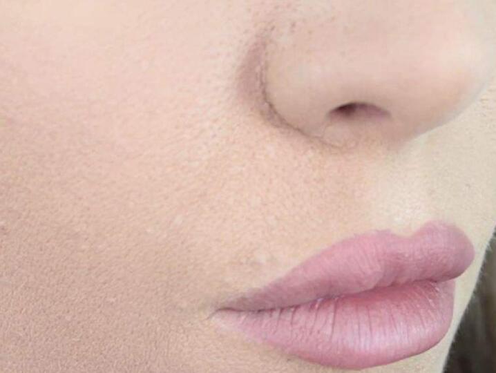 粉底液 有一种“尴尬”叫女星卡粉,高清镜头下妆容斑驳,细纹卡粉显老10岁