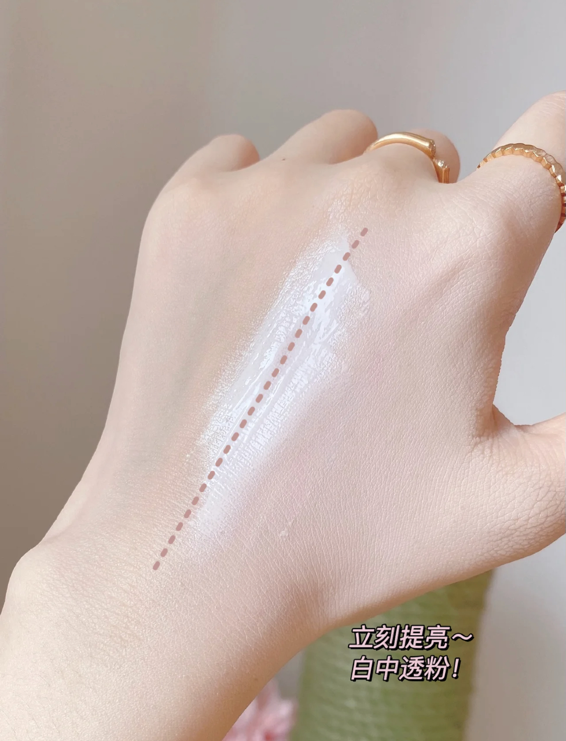明星素颜 若你皮肤暗黄又不爱化妆,出门尽量用素颜霜,皮肤白皙水润气色好