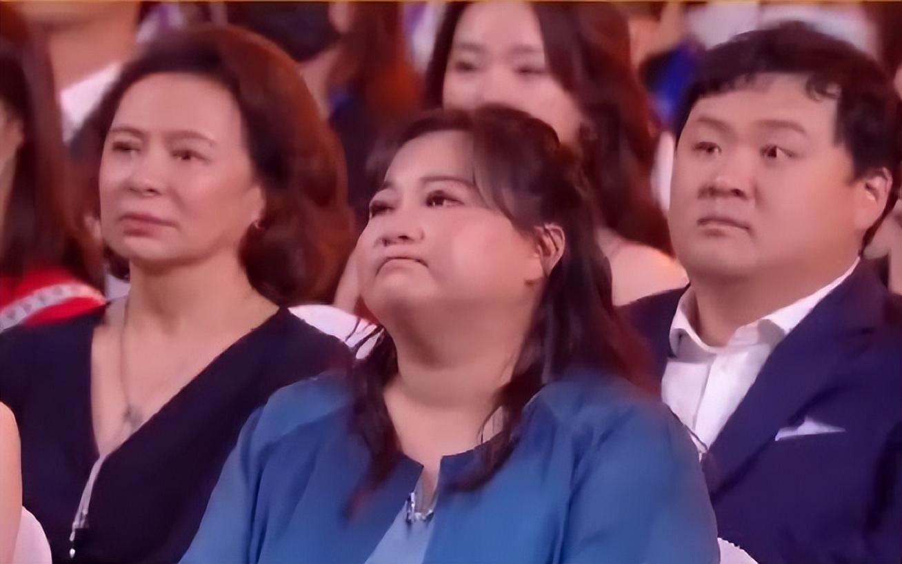 贾玲|百花奖现场明星反应太真实：吴京脸红张译咬牙，贾玲领奖全场哽咽