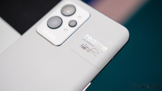 红米手机|游戏or全能？Redmi K50电竞版、真我GT2 Pro如何选？