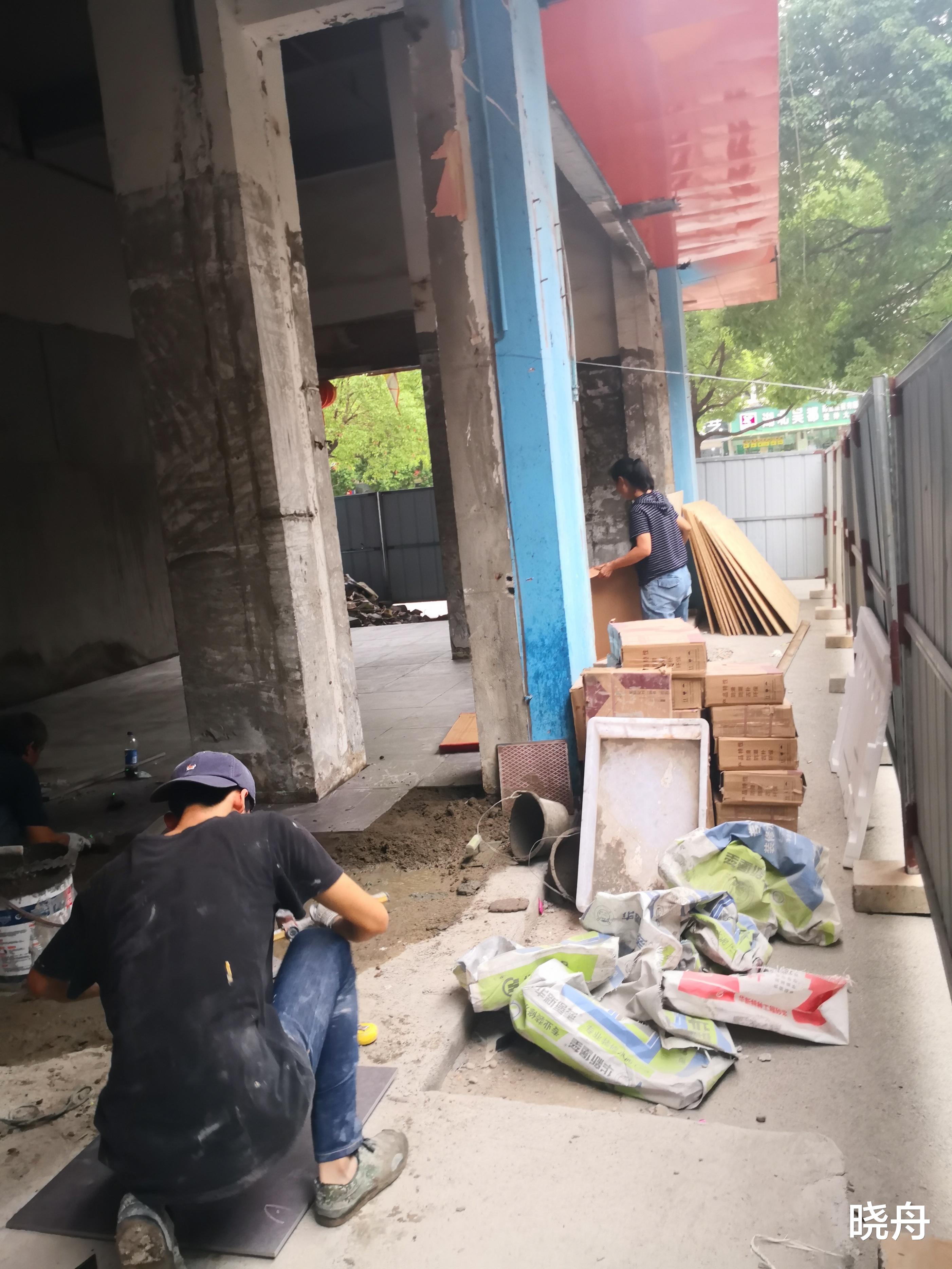 穿衣搭配|小区临街门面正在热火朝天地装修，但前景不容乐观